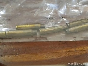 Penampakan 12 Selongsong Peluru di Lapak Judi Sabung Ayam Lampung