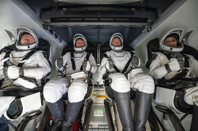 Astronot NASA Suni Williams dibantu keluar dari pesawat ruang angkasa SpaceX Dragon di atas kapal pemulihan SpaceX MEGAN setelah dia, astronot NASA Nick Hague, dan Butch Wilmore, serta kosmonot Roscosmos Aleksandr Gorbunov mendarat di perairan lepas pantai Tallahassee, Florida, Selasa, 18 Maret 2025. (NASA/Keegan Barber/ Handout via REUTERS)