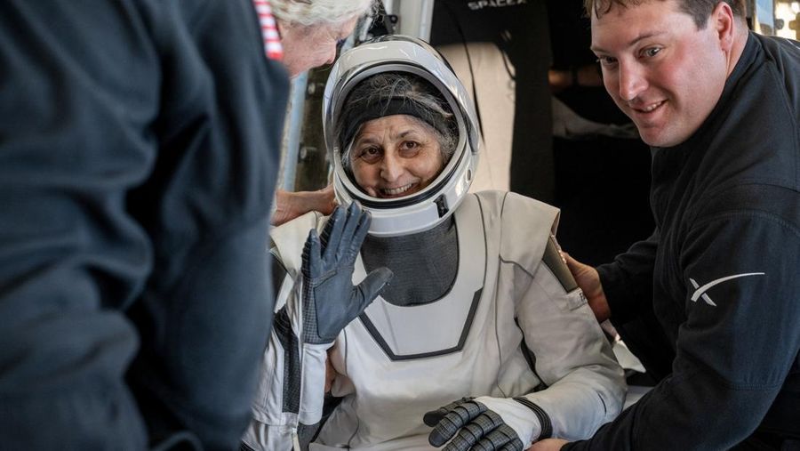 Astronot NASA Suni Williams dibantu keluar dari pesawat ruang angkasa SpaceX Dragon di atas kapal pemulihan SpaceX MEGAN setelah dia, astronot NASA Nick Hague, dan Butch Wilmore, serta kosmonot Roscosmos Aleksandr Gorbunov mendarat di perairan lepas pantai Tallahassee, Florida, Selasa, 18 Maret 2025. (NASA/Keegan Barber/ Handout via REUTERS)