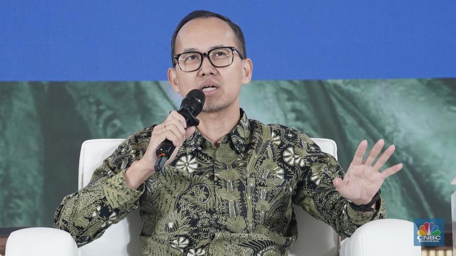 Corporate Affairs Director PT Frisan Flag Indonesia, Andrew F. Saputro menyampaikan paparan dalam acara Food Summit 2025 di Jakarta, Rabu (19/3/2025). (CNBC Indonesia/Muhammad Sabki)