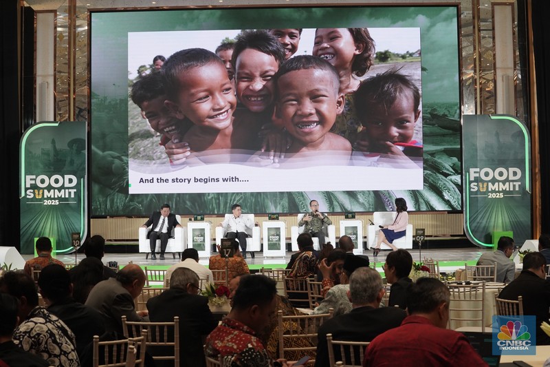 Menteri Koordinator Bidang Pangan RI, Zulkifli Hasan menyampaikan paparan dalam acara Food Summit 2025 di Jakarta, Rabu (19/3/2025). (CNBC Indonesia/Tri Susilo)