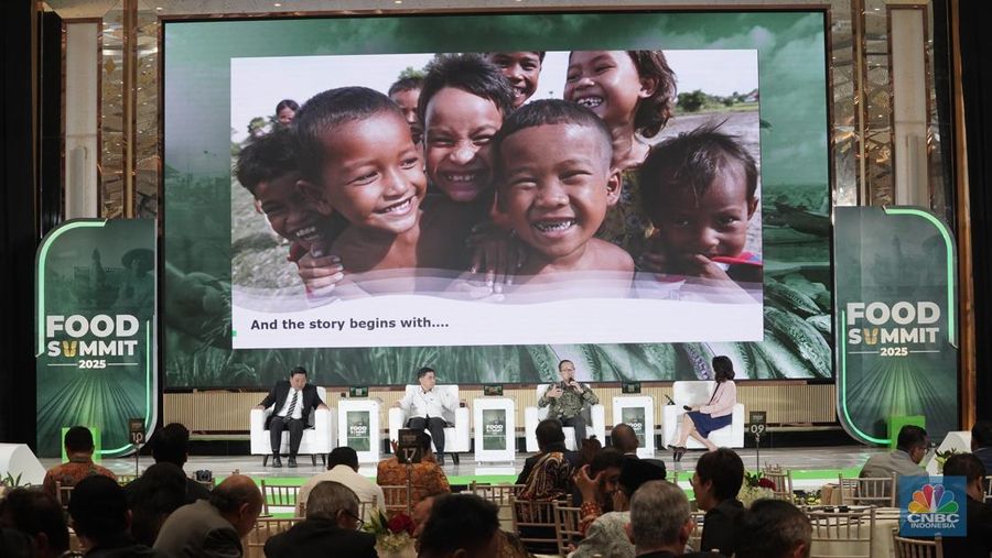 Menteri Koordinator Bidang Pangan RI, Zulkifli Hasan menyampaikan paparan dalam acara Food Summit 2025 di Jakarta, Rabu (19/3/2025). (CNBC Indonesia/Tri Susilo)