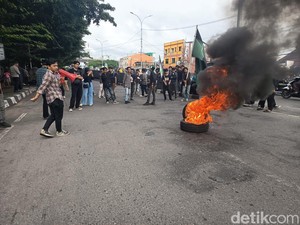 Mahasiswa Demo Tolak Revisi UU TNI di DPRD Sulsel, Jalan ke Flyover Ditutup