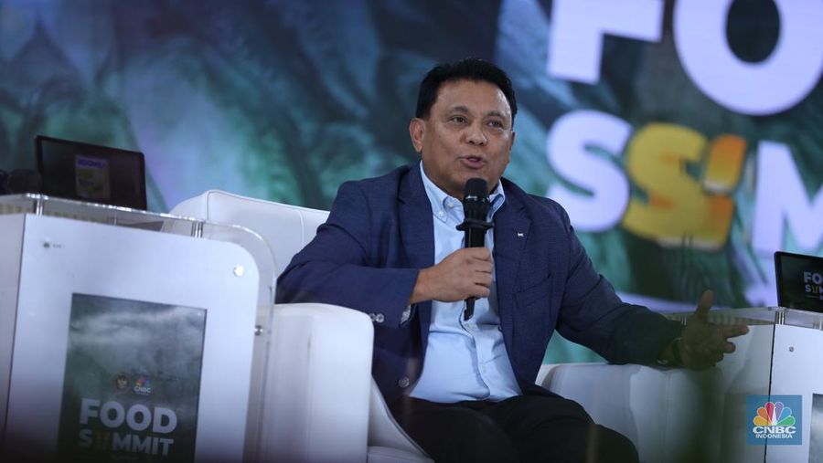 Direktur Utama PT Garam, Abraham Mose menyampaikan paparan dalam acara Food Summit 2025 di Jakarta, Rabu (19/3/2025). (CNBC Indonesia/Tri Susilo)