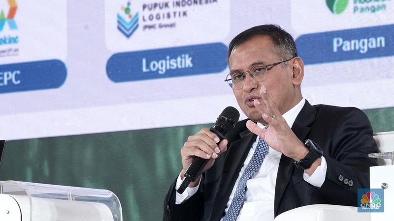Menteri Koordinator Bidang Pangan RI, Zulkifli Hasan menyampaikan paparan dalam acara Food Summit 2025 di Jakarta, Rabu (19/3/2025). (CNBC Indonesia/Tri Susilo)
