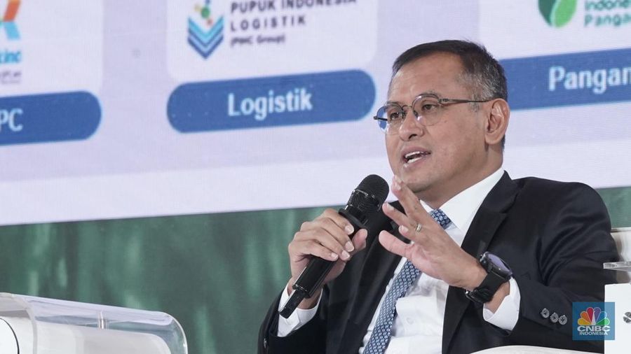 Direktur Utama PT Pupuk Indonesia, Rahmad Pribadi menyampaikan paparan dalam acara Food Summit 2025 di Jakarta, Rabu (19/3/2025). (CNBC Indonesia/Muhammad Sabki)