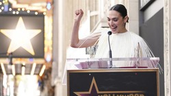 Gal Gadot Terima Hollywood Walk of Fame Dibayangi Unjuk Rasa