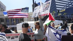 Video: Massa Pro Palestina Serukan Boikot Gal Gadot di Acara Walk of Fame