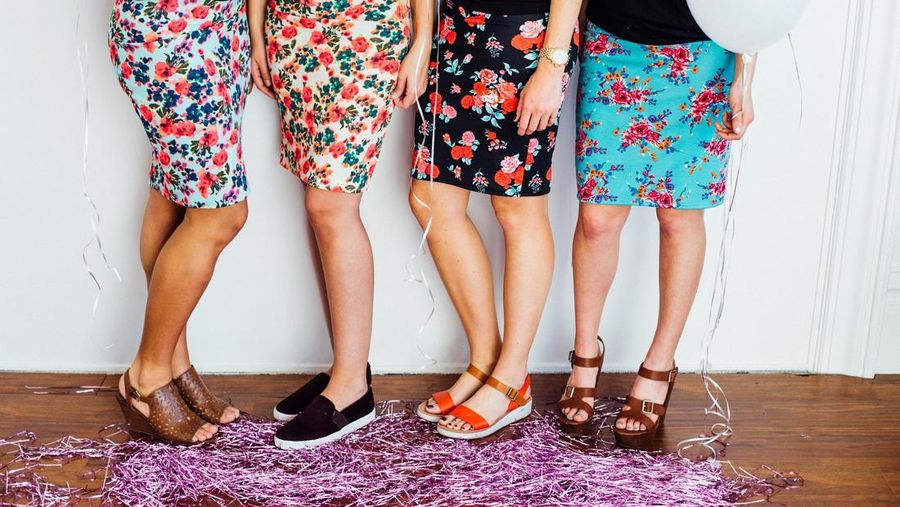 Ilustrasi wanita pakai rok mini. (Dok. Pixabay)