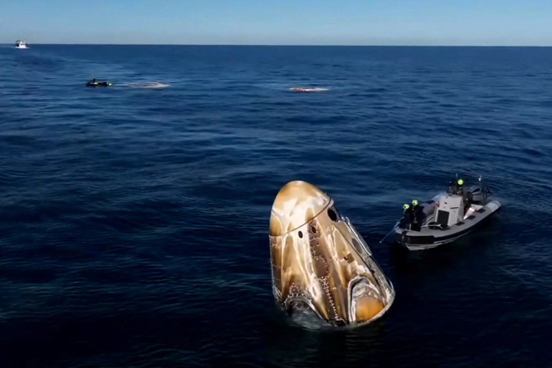 Astronot NASA Suni Williams dibantu keluar dari pesawat ruang angkasa SpaceX Dragon di atas kapal pemulihan SpaceX MEGAN setelah dia, astronot NASA Nick Hague, dan Butch Wilmore, serta kosmonot Roscosmos Aleksandr Gorbunov mendarat di perairan lepas pantai Tallahassee, Florida, Selasa, 18 Maret 2025. Astronot NASA Suni Williams dibantu keluar dari pesawat ruang angkasa SpaceX Dragon di atas kapal pemulihan SpaceX MEGAN setelah dia, astronot NASA Nick Hague, dan Butch Wilmore, serta kosmonot Roscosmos Aleksandr Gorbunov mendarat di perairan lepas pantai Tallahassee, Florida, Selasa, 18 Maret 2025. (NASA/Keegan Barber/ Handout via REUTERS)