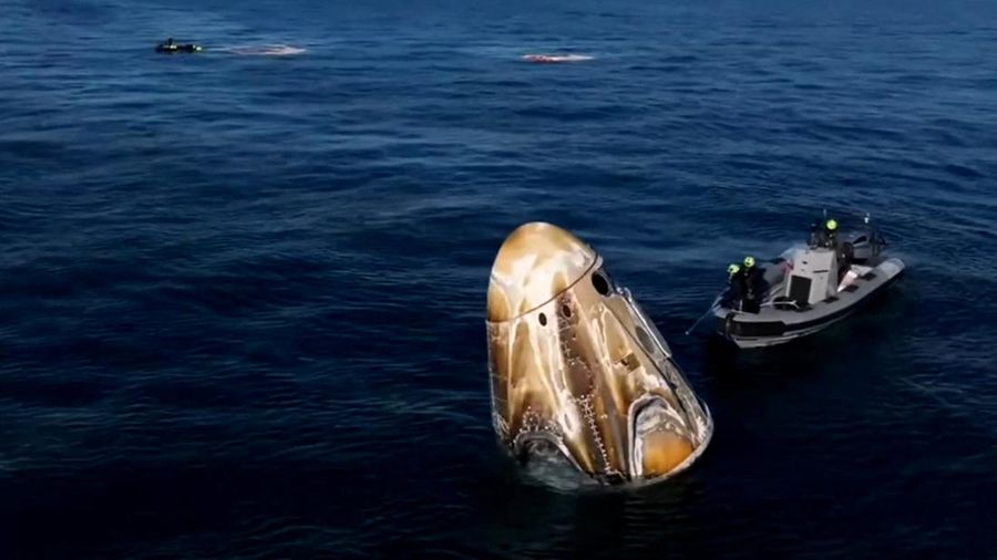 Astronot NASA Suni Williams dibantu keluar dari pesawat ruang angkasa SpaceX Dragon di atas kapal pemulihan SpaceX MEGAN setelah dia, astronot NASA Nick Hague, dan Butch Wilmore, serta kosmonot Roscosmos Aleksandr Gorbunov mendarat di perairan lepas pantai Tallahassee, Florida, Selasa, 18 Maret 2025. (NASA/Keegan Barber/ Handout via REUTERS)