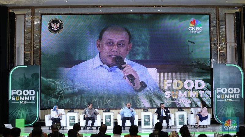 Menteri Koordinator Bidang Pangan RI, Zulkifli Hasan menyampaikan paparan dalam acara Food Summit 2025 di Jakarta, Rabu (19/3/2025). (CNBC Indonesia/Tri Susilo)