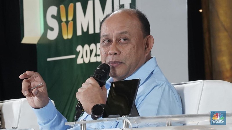 Menteri Koordinator Bidang Pangan RI, Zulkifli Hasan menyampaikan paparan dalam acara Food Summit 2025 di Jakarta, Rabu (19/3/2025). (CNBC Indonesia/Tri Susilo)