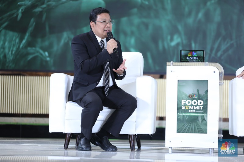 Menteri Koordinator Bidang Pangan RI, Zulkifli Hasan menyampaikan paparan dalam acara Food Summit 2025 di Jakarta, Rabu (19/3/2025). (CNBC Indonesia/Tri Susilo)