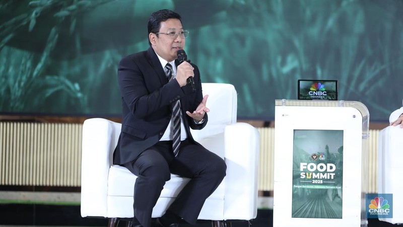 Menteri Koordinator Bidang Pangan RI, Zulkifli Hasan menyampaikan paparan dalam acara Food Summit 2025 di Jakarta, Rabu (19/3/2025). (CNBC Indonesia/Tri Susilo)