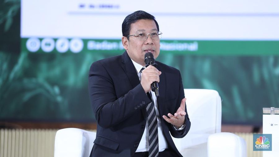 Kepala Badan Pangan Nasional, Arief Prasetyo Adi menyampaikan paparan dalam acara Food Summit 2025 di Jakarta, Rabu (19/3/2025). (CNBC Indonesia/Tri Susilo)