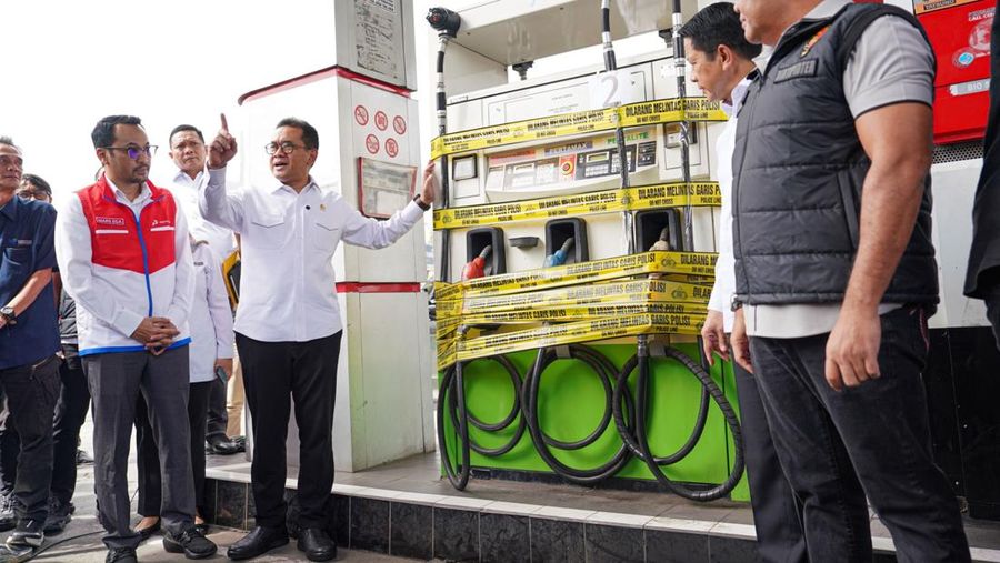 Mendag Budi Santoso dan Pertamina menyegel SPBU nakal yang mengurangi takaran BBM, di Bogor. (Dok. Pertamina)
