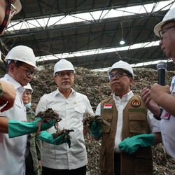 Ada 'Harta Karun' di Tumpukan Sampah Bantar Gebang, Zulhas Lakukan Ini