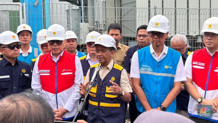 Menteri ESDM Bahlil Lahadalia memastikan pasokan listrik di Kalimantan selama momen Lebaran 2025, saat mengunjungi Gas Insulated Substation (GIS) 150 kV Ulin PLN, Banjarmasin Kalsel, Rabu (19/3/2025). (²©²ÊÍøÕ¾/Firda Dwi Muliawati)