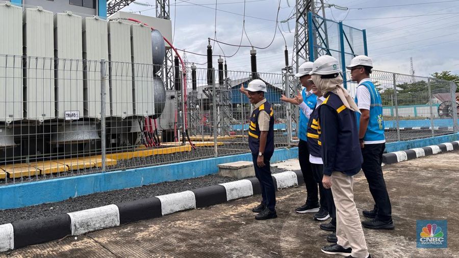 Menteri ESDM Bahlil Lahadalia memastikan pasokan listrik di Kalimantan selama momen Lebaran 2025, saat mengunjungi Gas Insulated Substation (GIS) 150 kV Ulin PLN, Banjarmasin Kalsel, Rabu (19/3/2025). (CNBC Indonesia/Firda Dwi Muliawati)