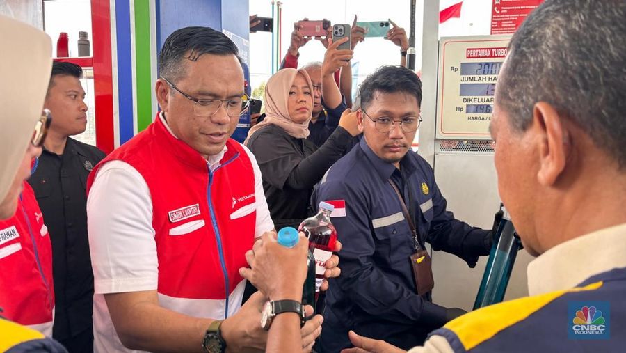 Menteri ESDM, Bahlil Lahadalia sidak kualitas BBM SPBU Pertamina di Banjarmasin, Kalimantan Selatan. Rabu (19/3/2025). (CNBC Indonesia/Firda Dwi Muliawati)