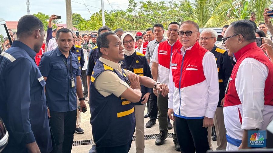 Menteri ESDM, Bahlil Lahadalia sidak kualitas BBM SPBU Pertamina di Banjarmasin, Kalimantan Selatan. Rabu (19/3/2025). (CNBC Indonesia/Firda Dwi Muliawati)