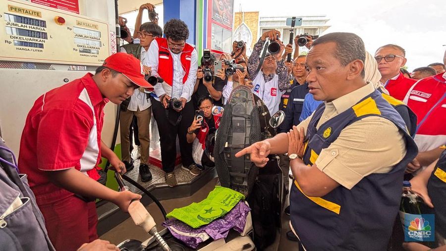 Menteri ESDM, Bahlil Lahadalia sidak kualitas BBM SPBU Pertamina di Banjarmasin, Kalimantan Selatan. Rabu (19/3/2025). (CNBC Indonesia/Firda Dwi Muliawati)