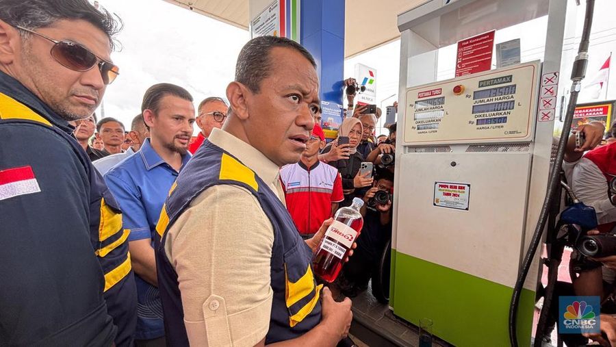 Menteri ESDM, Bahlil Lahadalia sidak kualitas BBM SPBU Pertamina di Banjarmasin, Kalimantan Selatan. Rabu (19/3/2025). (վ/Firda Dwi Muliawati)