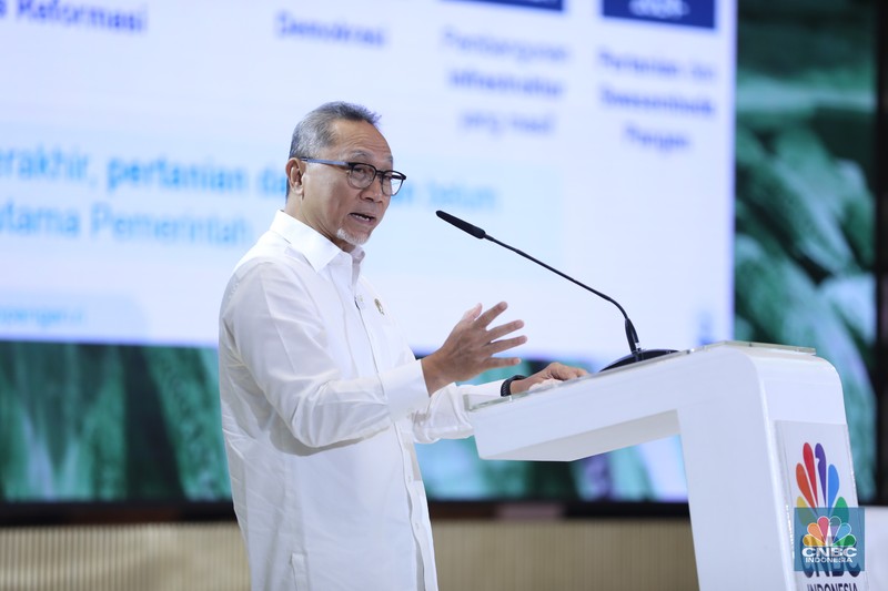 Menteri Koordinator Bidang Pangan RI, Zulkifli Hasan menyampaikan paparan dalam acara Food Summit 2025 di Jakarta, Rabu (19/3/2025). (CNBC Indonesia/Tri Susilo)