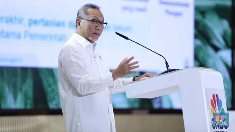 Menteri Koordinator Bidang Pangan RI, Zulkifli Hasan menyampaikan paparan dalam acara Food Summit 2025 di Jakarta, Rabu (19/3/2025). (CNBC Indonesia/Tri Susilo)