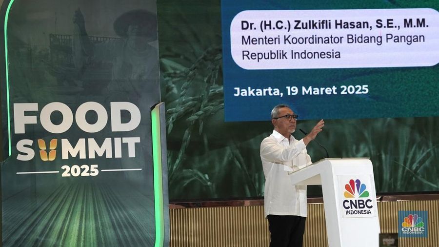 Menteri Koordinator Bidang Pangan RI, Zulkifli Hasan menyampaikan paparan dalam acara Food Summit 2025 di Jakarta, Rabu (19/3/2025). (CNBC Indonesia/Muhammad Sabki)