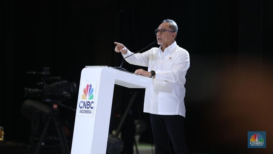 Menteri Koordinator Bidang Pangan RI, Zulkifli Hasan menyampaikan paparan dalam acara Food Summit 2025 di Jakarta, Rabu (19/3/2025). (CNBC Indonesia/Tri Susilo)