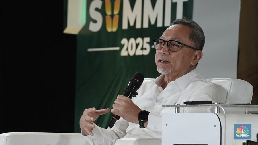 Menteri Koordinator Bidang Pangan RI, Zulkifli Hasan menyampaikan paparan dalam acara Food Summit 2025 di Jakarta, Rabu (19/3/2025). (CNBC Indonesia/Muhammad Sabki)