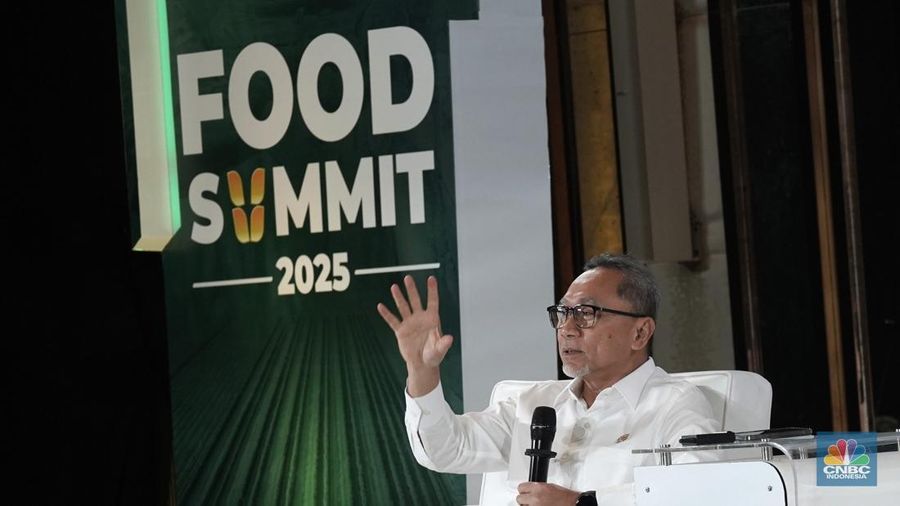 Menteri Koordinator Bidang Pangan RI, Zulkifli Hasan menyampaikan paparan dalam acara Food Summit 2025 di Jakarta, Rabu (19/3/2025). (CNBC Indonesia/Muhammad Sabki)
