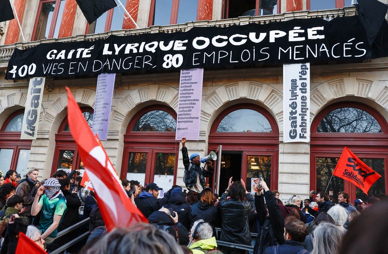 Orang-orang berkumpul menentang pengusiran polisi terhadap para migran dari teater Gaite Lyrique setelah lebih dari tiga bulan pendudukan mereka, di Paris, Prancis, 18 Maret 2025. Orang-orang berkumpul menentang pengusiran polisi terhadap para migran dari teater Gaite Lyrique setelah lebih dari tiga bulan pendudukan mereka, di Paris, Prancis, 18 Maret 2025. (REUTERS/Abdul Saboor)