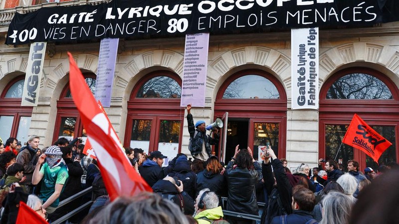 Orang-orang berkumpul menentang pengusiran polisi terhadap para migran dari teater Gaite Lyrique setelah lebih dari tiga bulan pendudukan mereka, di Paris, Prancis, 18 Maret 2025. (REUTERS/Abdul Saboor)