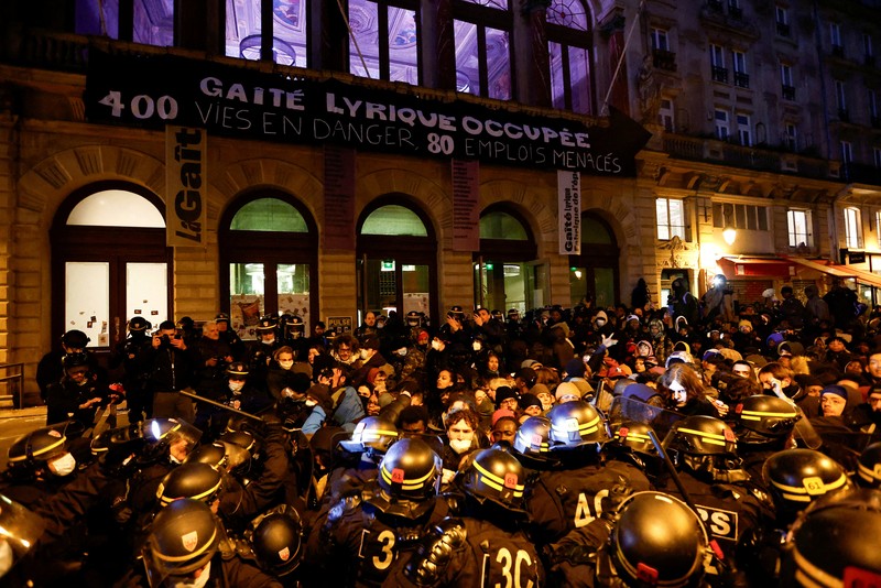 Orang-orang berkumpul menentang pengusiran polisi terhadap para migran dari teater Gaite Lyrique setelah lebih dari tiga bulan pendudukan mereka, di Paris, Prancis, 18 Maret 2025. Orang-orang berkumpul menentang pengusiran polisi terhadap para migran dari teater Gaite Lyrique setelah lebih dari tiga bulan pendudukan mereka, di Paris, Prancis, 18 Maret 2025. (REUTERS/Abdul Saboor)