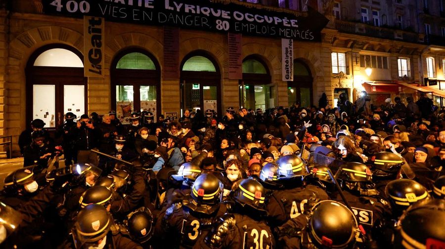 Orang-orang berkumpul menentang pengusiran polisi terhadap para migran dari teater Gaite Lyrique setelah lebih dari tiga bulan pendudukan mereka, di Paris, Prancis, 18 Maret 2025. (REUTERS/Abdul Saboor)