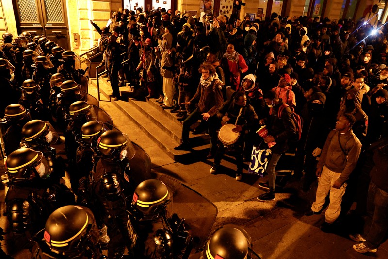Orang-orang berkumpul menentang pengusiran polisi terhadap para migran dari teater Gaite Lyrique setelah lebih dari tiga bulan pendudukan mereka, di Paris, Prancis, 18 Maret 2025. (REUTERS/Abdul Saboor)