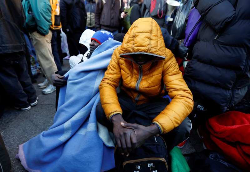 Orang-orang berkumpul menentang pengusiran polisi terhadap para migran dari teater Gaite Lyrique setelah lebih dari tiga bulan pendudukan mereka, di Paris, Prancis, 18 Maret 2025. (REUTERS/Abdul Saboor)