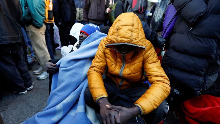 Orang-orang berkumpul menentang pengusiran polisi terhadap para migran dari teater Gaite Lyrique setelah lebih dari tiga bulan pendudukan mereka, di Paris, Prancis, 18 Maret 2025. (REUTERS/Abdul Saboor)