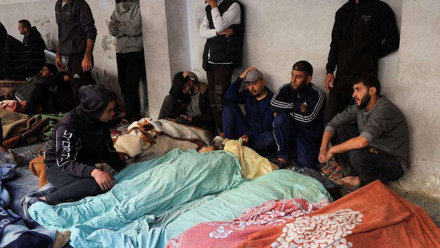 Para pelayat berkumpul di dekat jenazah warga Palestina yang tewas dalam serangan Israel, di sebuah rumah sakit di Kota Gaza, 18 Maret 2025. (REUTERS/Dawoud Abu Alkas)