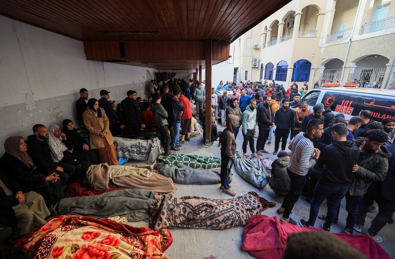 Warga Palestina memeriksa lokasi serangan Israel terhadap kamp tenda yang menampung orang-orang terlantar, di daerah Al-Mawasi, di Khan Younis di Jalur Gaza selatan, 18 Maret 2025. Warga Palestina memeriksa lokasi serangan Israel terhadap kamp tenda yang menampung orang-orang terlantar, di daerah Al-Mawasi, di Khan Younis di Jalur Gaza selatan, 18 Maret 2025. (REUTERS/Hatem Khaled)