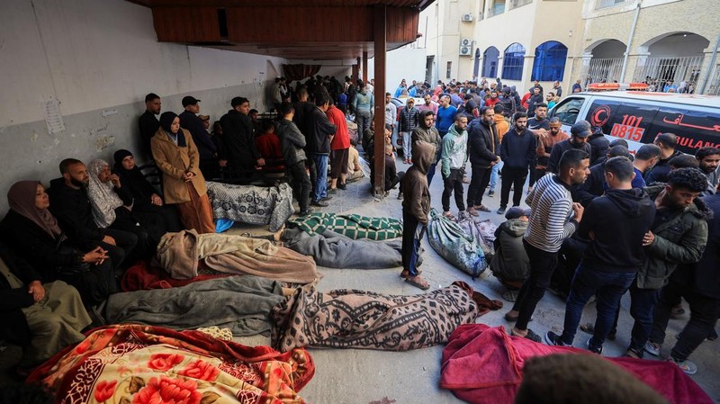 Warga Palestina memeriksa lokasi serangan Israel terhadap kamp tenda yang menampung orang-orang terlantar, di daerah Al-Mawasi, di Khan Younis di Jalur Gaza selatan, 18 Maret 2025. (REUTERS/Hatem Khaled)