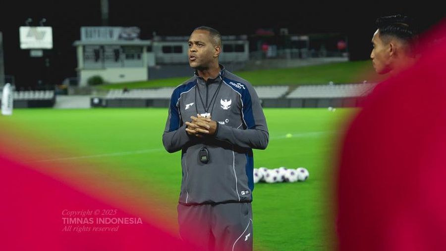 Pelatih kepala Timnas Indonesia, Patrick Kluivert optimistis setelah memimpin latihan perdana skuad Garuda di Stadion Netstrata Jubilee, Sydney pada Selasa, (18/3/2025). (Dok. PSSI)