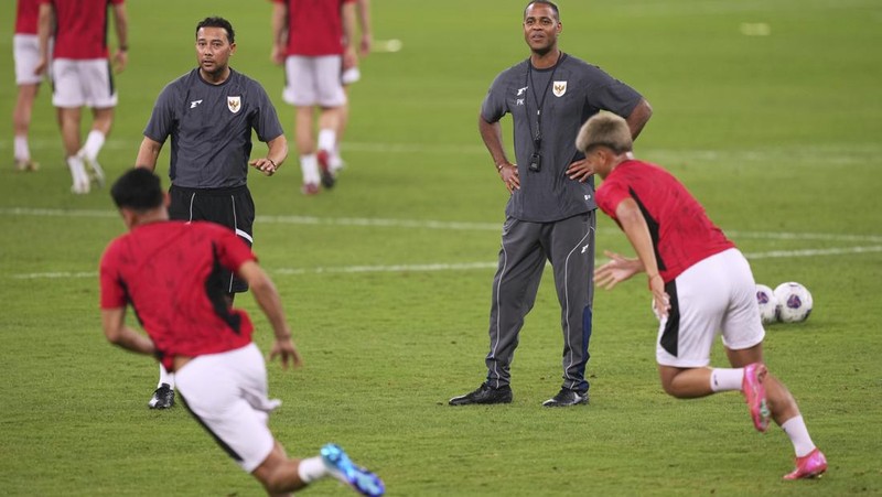 Pemain Tim Nasional (Timnas) menjalani sesi latihan di Stadion Netstrata Jubilee, Sydney, Rabu (19/3/2025). (AP Photo/Mark Baker)