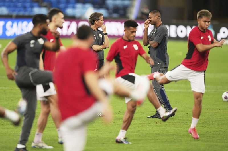 Pemain Tim Nasional (Timnas) menjalani sesi latihan di Stadion Netstrata Jubilee, Sydney, Rabu (19/3/2025). (AP Photo/Mark Baker)