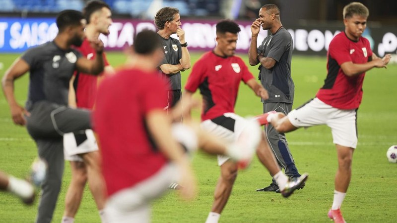 Pemain Tim Nasional (Timnas) menjalani sesi latihan di Stadion Netstrata Jubilee, Sydney, Rabu (19/3/2025). (AP Photo/Mark Baker)