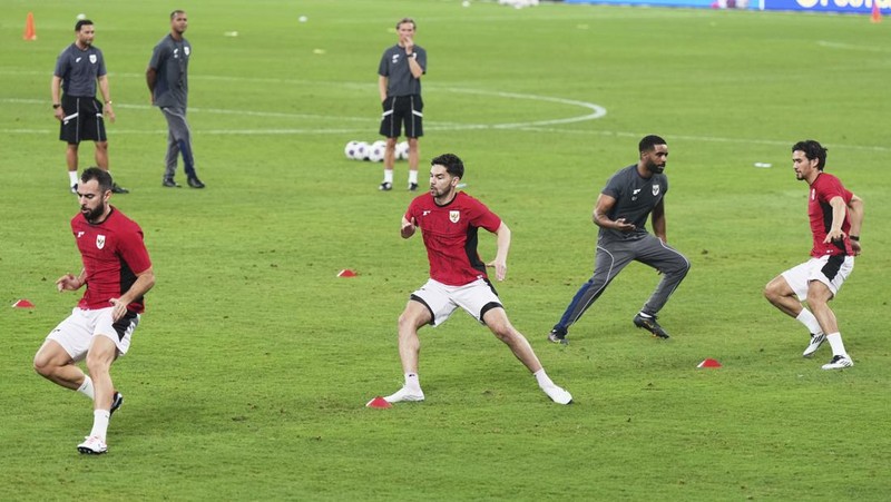 Pemain Tim Nasional (Timnas) menjalani sesi latihan di Stadion Netstrata Jubilee, Sydney, Rabu (19/3/2025). (AP Photo/Mark Baker)
