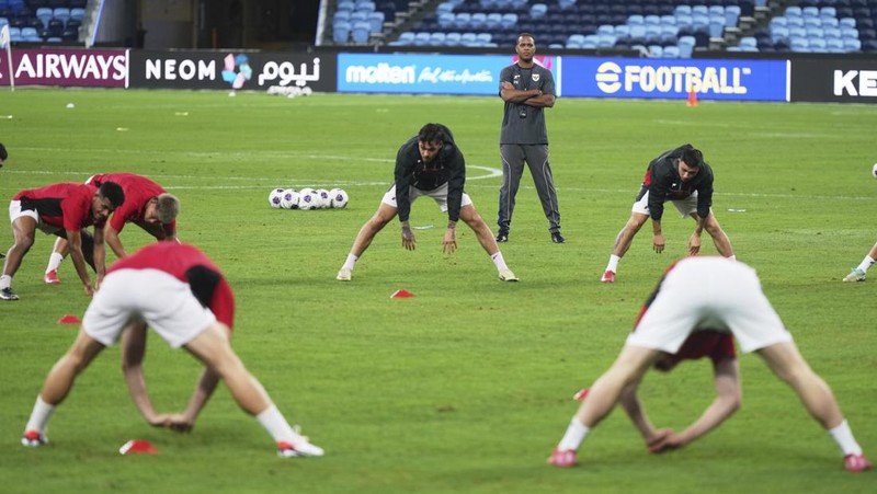 Pemain Tim Nasional (Timnas) menjalani sesi latihan di Stadion Netstrata Jubilee, Sydney, Rabu (19/3/2025). (AP Photo/Mark Baker)
